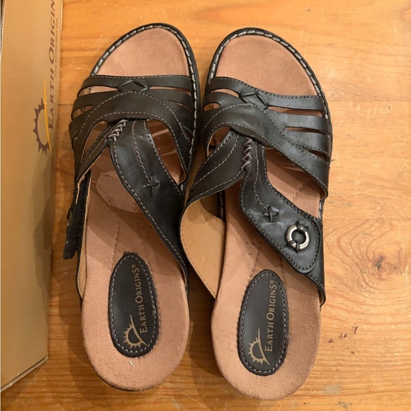 Earth Origins Shoes - New in Box Earth Origins size 9 women’s Black Leather Sandals. Beautiful!